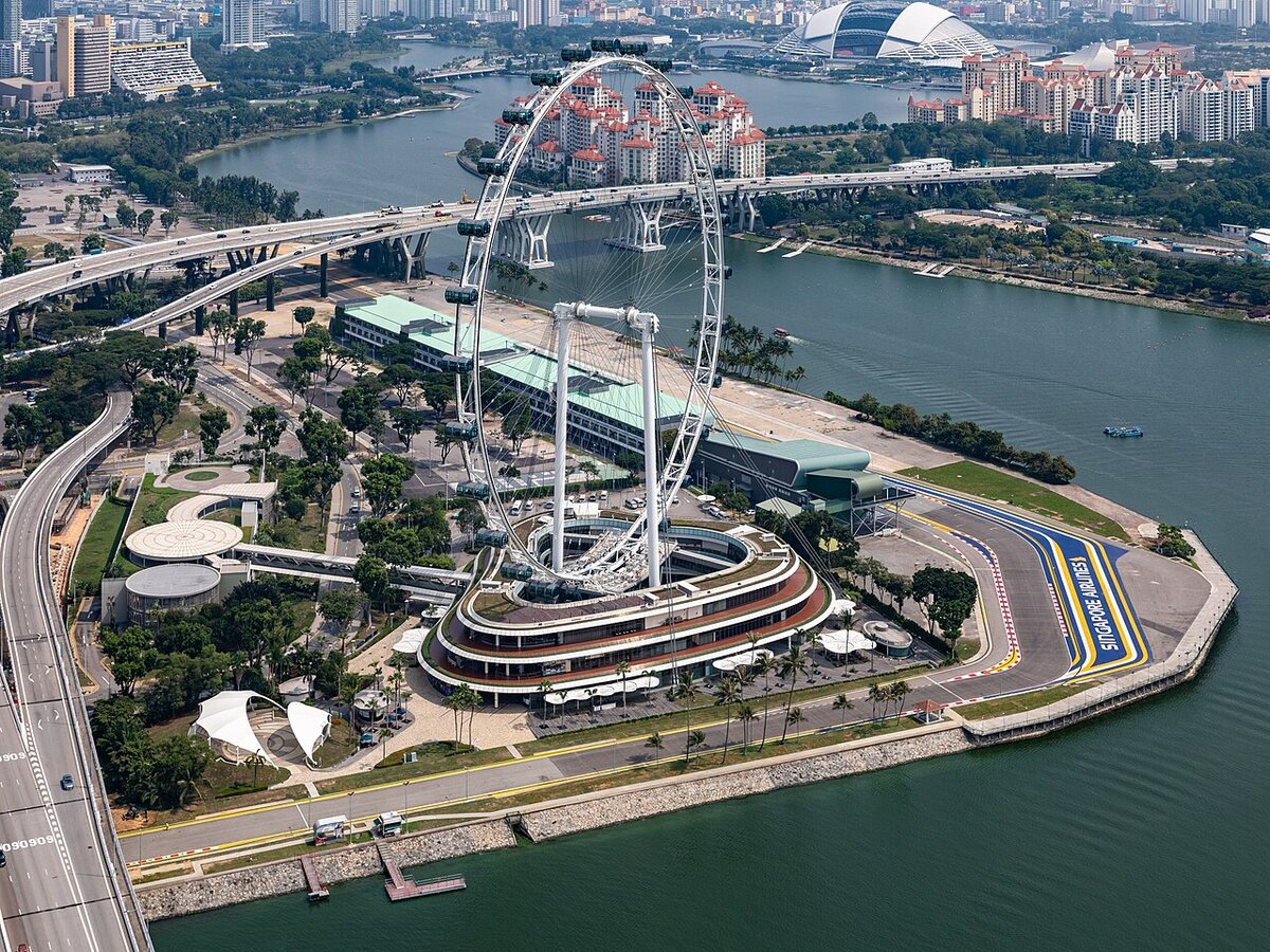Singapore Flyer observation wheel beside Marina Bay
