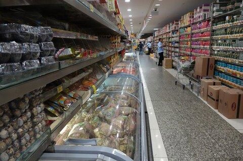 A shopping aisle at Mustafa Centre, Singapore